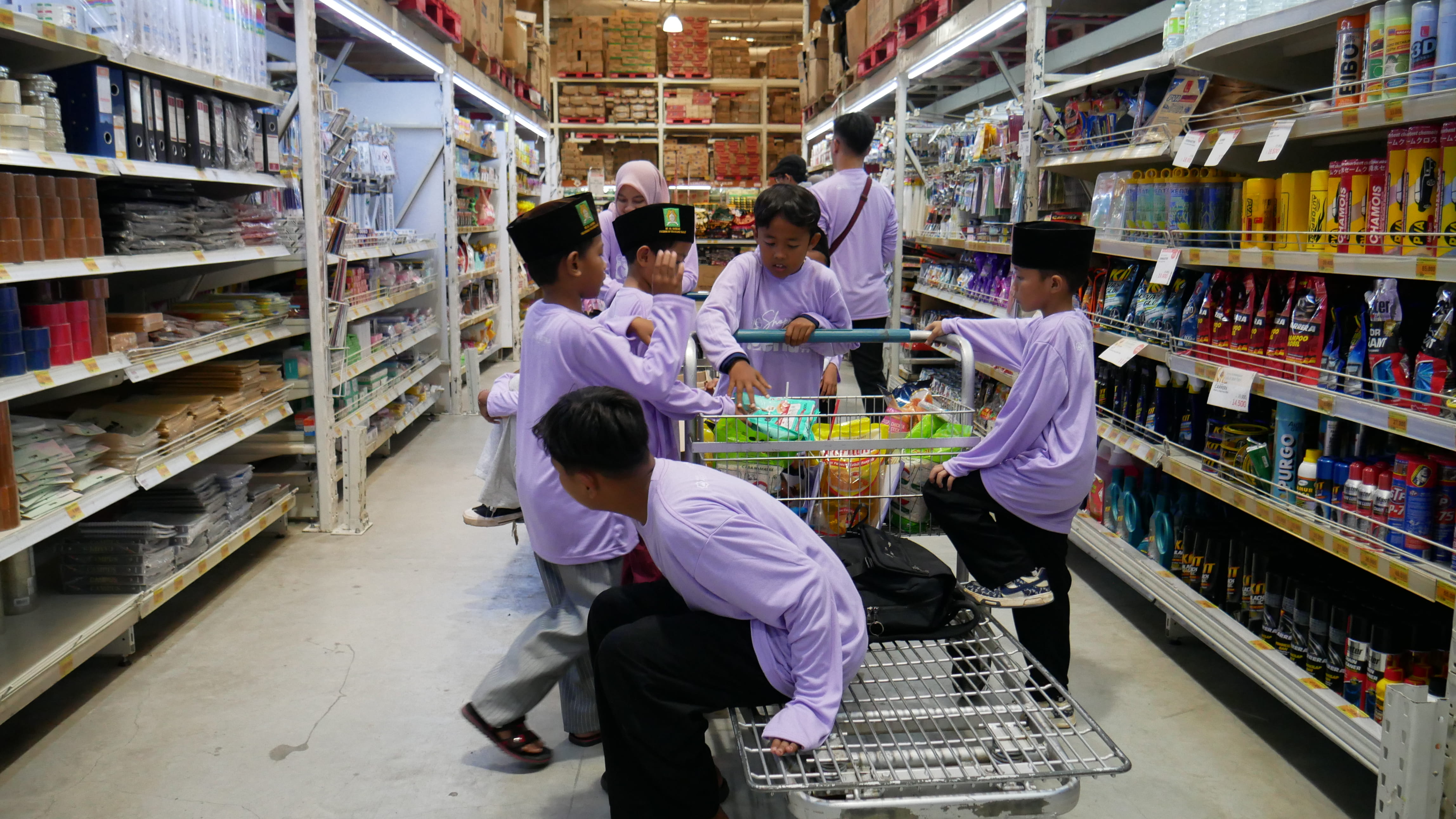 Shopping Ceria bersama Anak Yatim Piatu